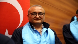 46 yaşında üçüncü üniversiteden mezun oldu