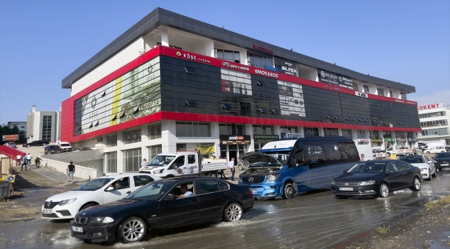 Ankara'da etkili olan sağanakta onlarca iş yeri zarar gördü