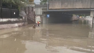 Ankara'daki sağanak sonrası bir kadın su basan yolda zor anlar yaşadı