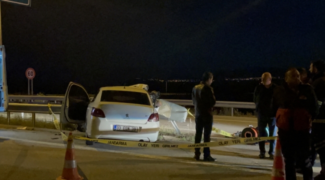 Ankara-Niğde Otoyolu'nda bariyerlere çarpan otomobildeki 2 kişi öldü