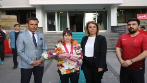 Avrupa şampiyonu milli halterci Şaziye Erdoğan, Nevşehir'de törenle karşılandı: