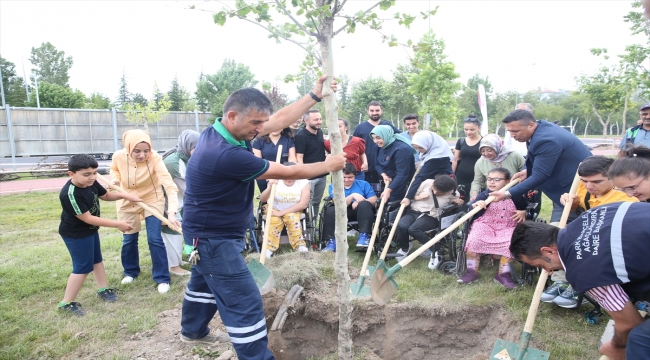 Besime Özderici Engelsiz Yaşam Merkezi'nde ağaç dikme etkinliği yapıldı