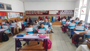 Çankaya Kaymakamı Duru ilkokul öğrencilerine karnelerini verdi