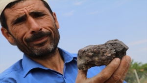 Çankırılı çiftçi, tarlasında bulduğu taşın incelenmesini istiyor