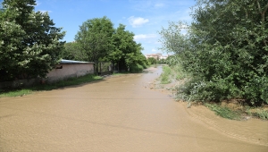 Çubuk'ta etkili olan sağanak hayatı olumsuz etkiledi