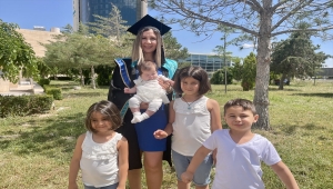 Dört çocuk annesi azmetti, üniversite eğitimini tamamladı