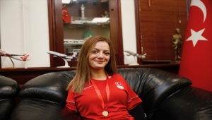 Dünya şampiyonu yüzücü Sümeyye Boyacı için Eskişehir'de karşılama töreni düzenlendi