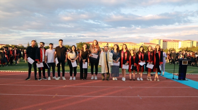 ERÜ Spor Bilimleri Fakültesi öğrencileri diplomalarını aldı