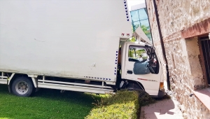 Eskişehir'de park halindeyken hareket eden kamyonet, başka bir araca ve binaya çarptı