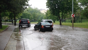 Eskişehir'de sağanak, su baskınlarına neden oldu