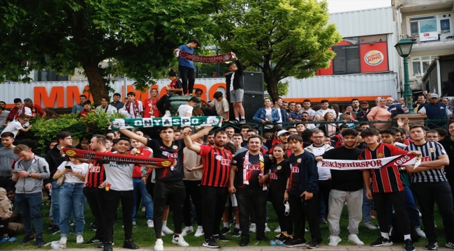 Eskişehirspor'un kuruluş yıl dönümünde meşaleli kutlama