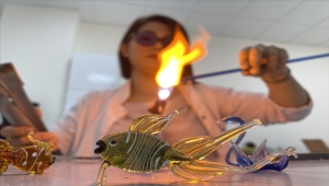 Ev kadınları camı sanata dönüştürüyor