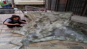 Farklı illerden toplanan 26 bin izmarit, ağaç formunda heykele dönüştü