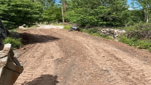 Güdül Belediyesi selden etkilenen yolları temizliyor