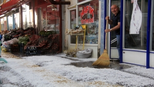 Hafik'te dolu ilçeyi beyaza bürüdü