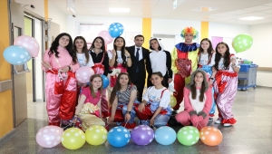 Hemşire adayları palyaço kostümü giyip çocuk hastaları eğlendiriyor