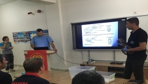 İtfaiye erleri hayvanat bahçesinin yılanları üzerinde yakalama etiğimi aldı