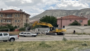 Kapadokya'da kaçak yapılar iş makineleriyle yıkıldı