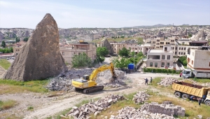 Kapadokya'da peribacası yakınında inşa edilen kaçak yapı yıkıldı