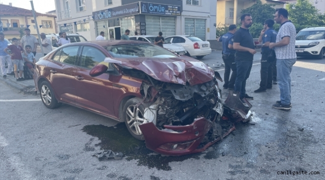 Kayseri'de iki otomobil çarpıştı 5 kişi yaralandı