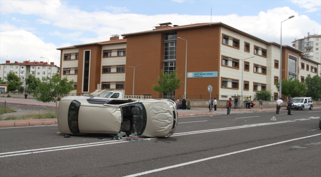 Kayseri'de iki otomobilin çarpıştığı kazada 2 kişi yaralandı