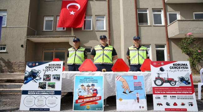 Kayseri'de jandarma ekipleri traktör sürücülerine reflektör dağıttı