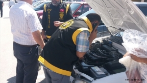 Kayseri'de oto hırsızlık polisleri, oto pazarı ve galericilerde denetim yaptı