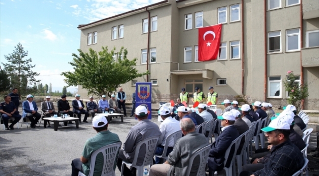 Kayseri'de traktör kazalarını önlemek için jandarma sürücülere reflektör dağıttı