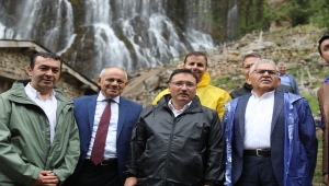 Kayseri Valisi Çiçek, selin yaşandığı Yahyalı ilçesinde incelemelerde bulundu