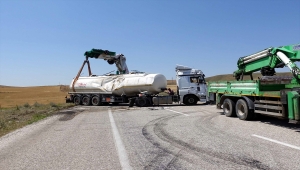 Kırıkkale'de devrilen tankerin sürücüsü yaralandı