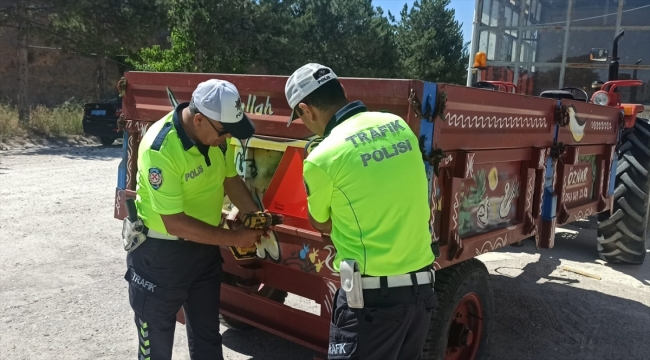 Kırşehir'de traktör römorklarına reflektör takıldı