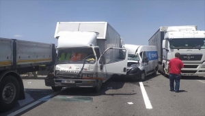 Konya'da dolmuş park halindeki araçlara çarptı, 2 kişi yaralandı