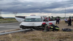 Konya'da lastiği patlayan otomobilin direğe çarpması sonucu 6 kişi yaralandı