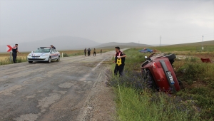 Konya'da şarampole devrilen otomobildeki iki kişi yaralandı
