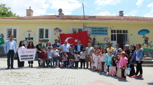 Konya'da üniversiteliler ilkokul öğrencilerini hediye oyuncaklarla mutlu etti 