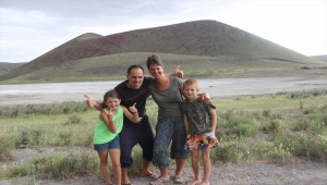 Kuruyan Meke Gölü az da olsa yabancı turistleri ağırlamaya devam ediyor