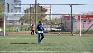 Lise öğrencisi Sevil, yeşil sahalarda takımının başarısı için ter döküyor