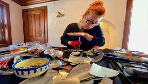 Metal içecek kutularından geri dönüşümle böcek figürleri yapıyor