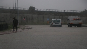 Niğde'de sağanak ulaşımda aksamalara neden oldu