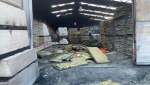 Ostim'deki yapı malzemesi deposunda çıkan yangın hasara neden oldu