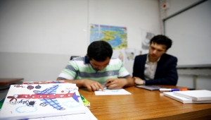 Otizmli Mert'in ressam olma hayaline akademisyenden "özel" destek