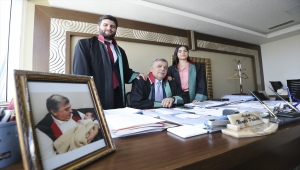 Rol model aldıkları avukat babalarıyla aynı adliye koridorlarında adaleti savunuyorlar