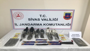 Sivas'ta ayakkabı ve çikolata paketine gizlenmiş esrar ele geçirildi