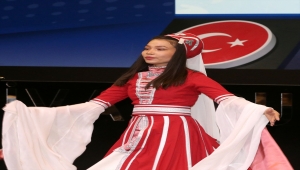 Sivas'ta eğitim gören yabancı öğrenciler halay çekip türkü söyledi