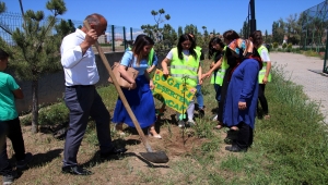 Sivas'ta lise öğrencileri yaptıkları oyuncakların geliriyle meyve fidanı dikti