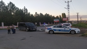 Sivas'ta minibüs ile hafif ticari aracın çarpıştığı kazada 6 kişi yaralandı