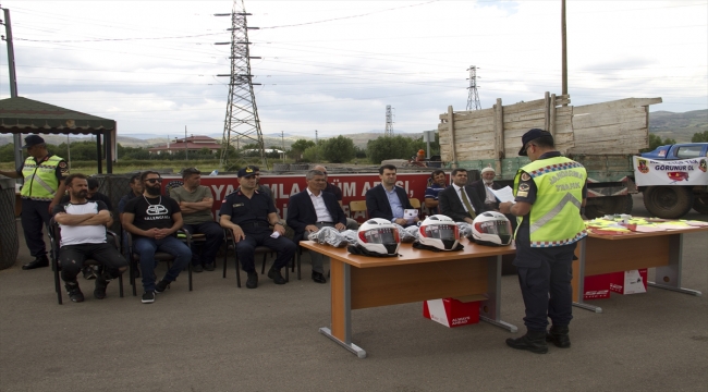 Sivas'ta motosiklet sürücülerine kask, reflektörlü yelek ve dizlik hediye edildi