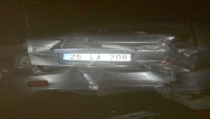 Sivas'ta otobüslerle çarpışan otomobildeki 5 kişi yaralandı 