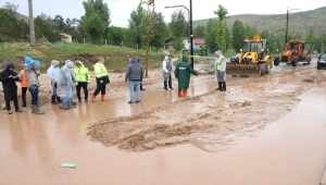 Sivas'ta sağanak, yolda heyelana neden oldu