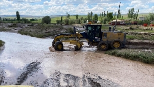 Sivas'ta selden etkilenen köyde temizlik çalışmaları sürüyor